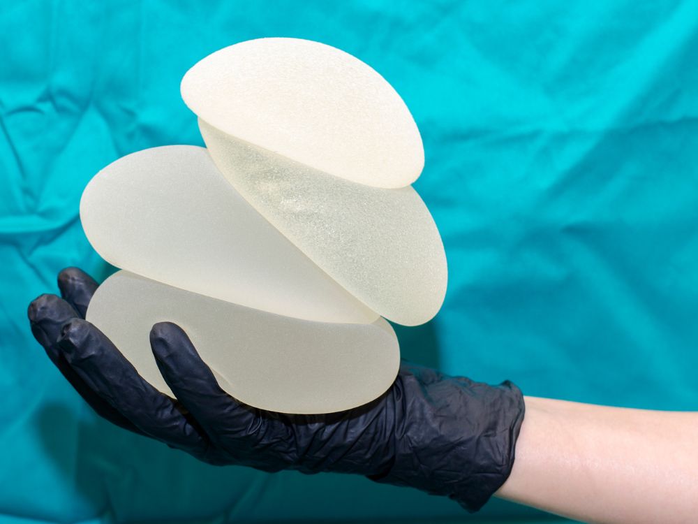 Existem diferentes tamanhos de silicone mamário.