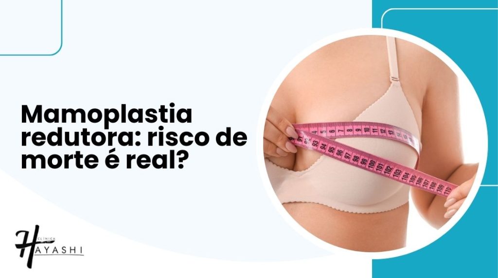 Mulher medindo o tamanho dos seios com fita métrica ao lado do texto "Mamoplastia redutora: risco de morte é real?". Informações sobre segurança da cirurgia.