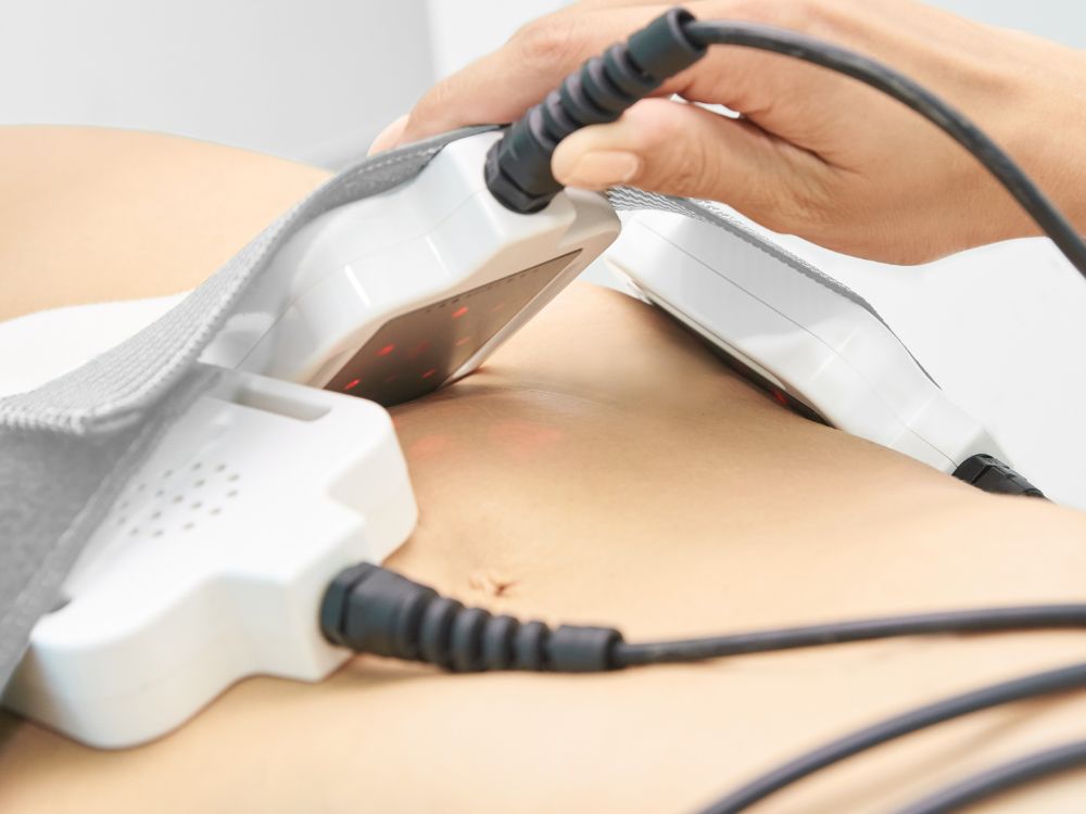 Aplicação de tecnologia estética com ultrassom na região abdominal, representando parte do processo da Lipo Ultra HD UGraft para escultura corporal.