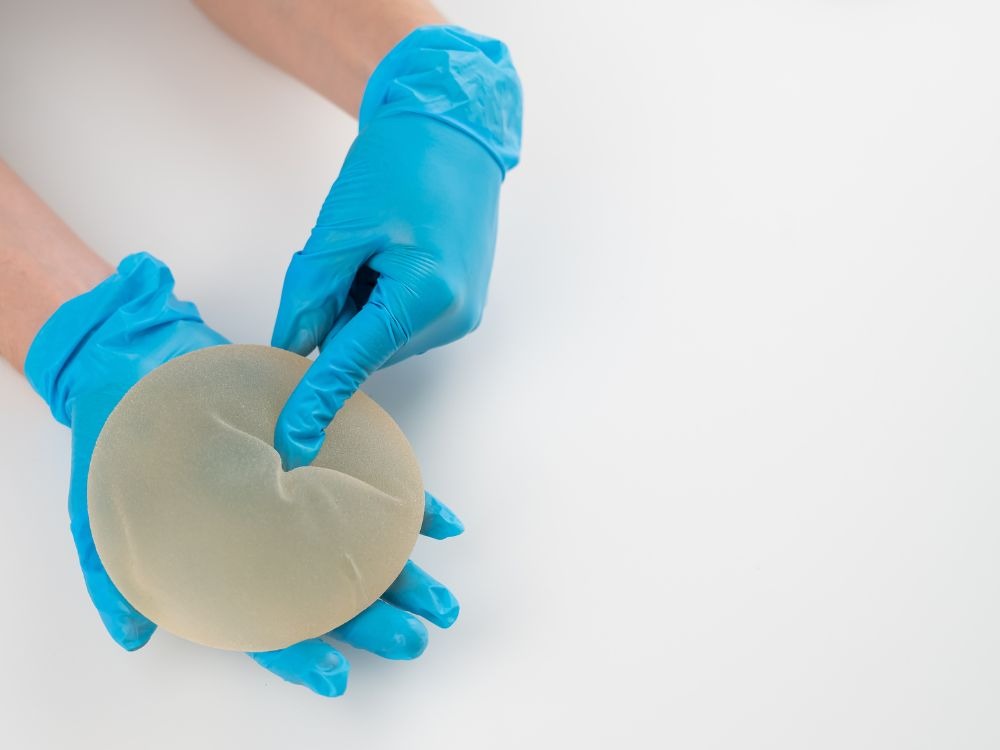 Implante sendo avaliado para escolha de silicone por baixo do músculo ou por cima