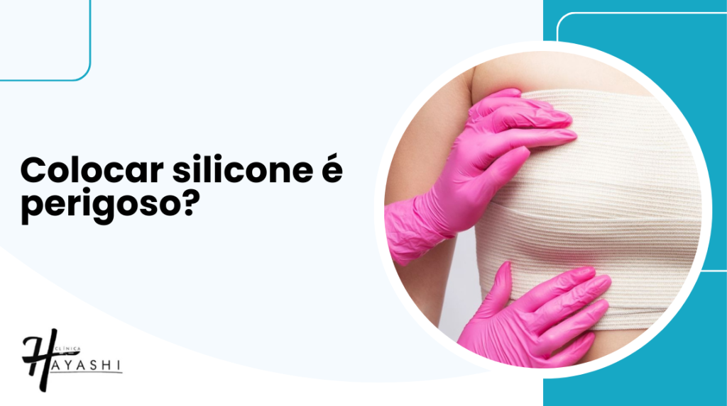 Paciente em avaliação pós-cirúrgica com faixa compressiva enquanto profissional analisa a região das mamas para esclarecer se colocar silicone é perigoso.
