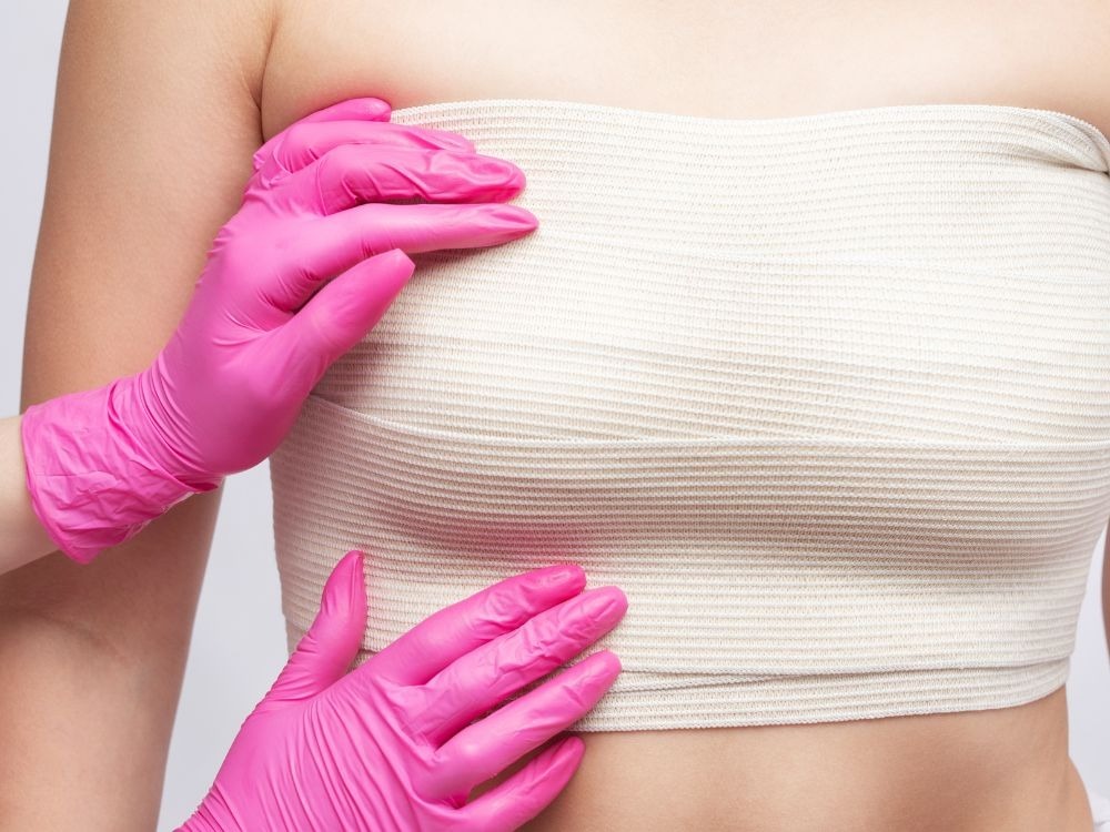 Paciente em avaliação pré-operatória com marcação mamária para entender se colocar silicone é perigoso conforme o biotipo e técnica cirúrgica.