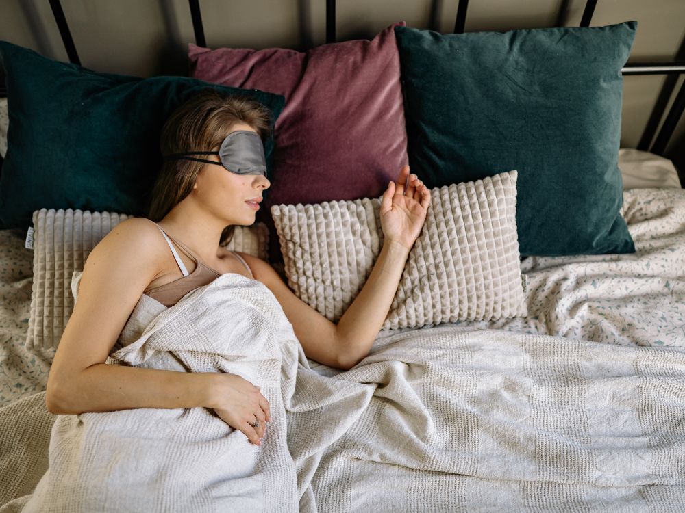Paciente em repouso na cama no pós-operatório, ilustrando quanto tempo de repouso da mamoplastia e a importância da recuperação adequada.