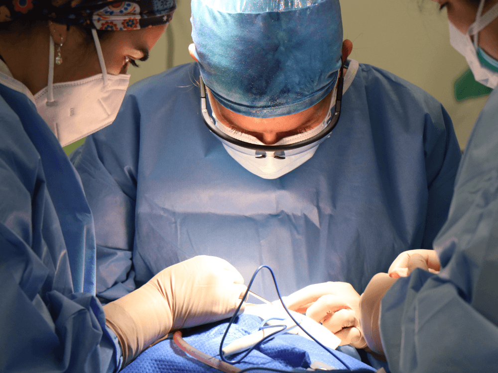 Equipe médica realiza cirurgia em centro cirúrgico com foco na correção do contorno abdominal e flacidez.