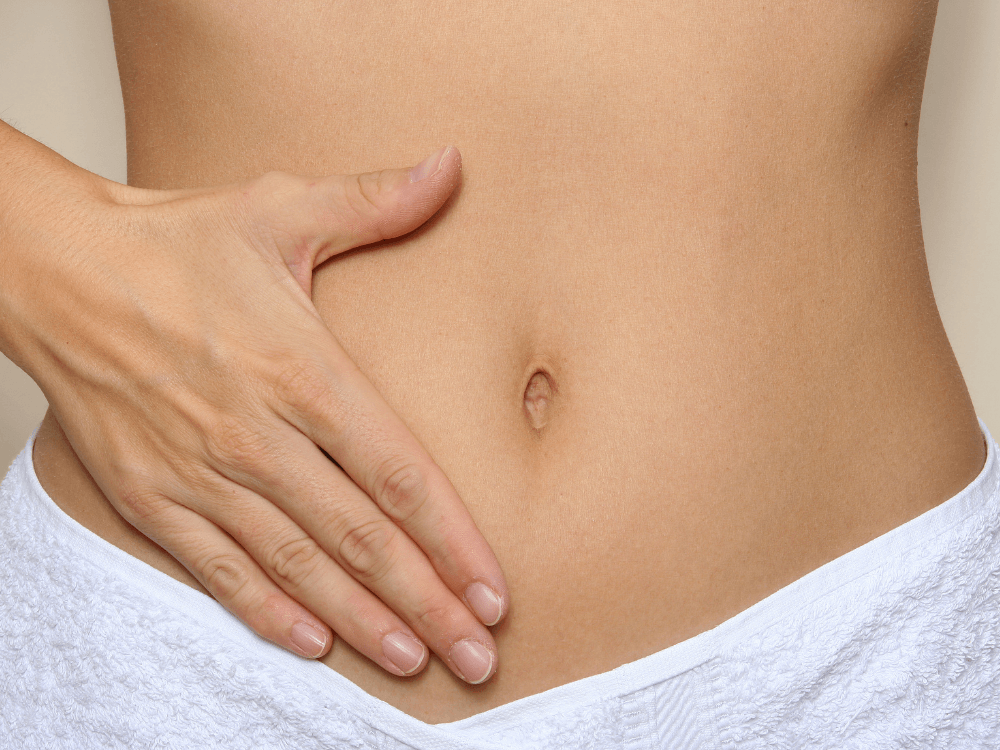 Abdômen com pele uniforme e cicatrizada, ilustrando a aparência da barriga após a recuperação da abdominoplastia.