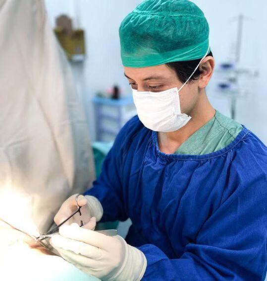 Dr. Thiago Hayashi durante procedimento cirúrgico