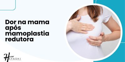 Mulher com as mãos sobre a mama sentindo desconforto. A dor na mama após mamoplastia redutora pode estar relacionada à cicatrização ou complicações pós-operatórias.