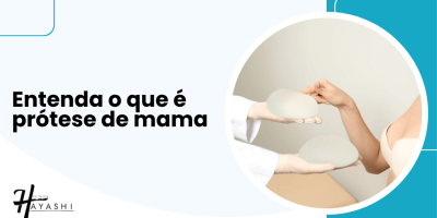 Banner informativo com profissional apresentando implantes de silicone, ilustrando o que é prótese de mama e o tema abordado pela Clínica Hayashi.