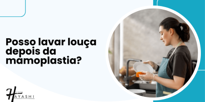 Mulher lavando louça na pia com cuidado durante a recuperação, ilustrando a dúvida “Posso lavar louça depois da mamoplastia” e os cuidados no pós-operatório.
