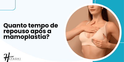 Mulher usando sutiã cirúrgico e protegendo a região dos seios, ilustrando quanto tempo de repouso após a mamoplastia e os cuidados no pós-operatório.