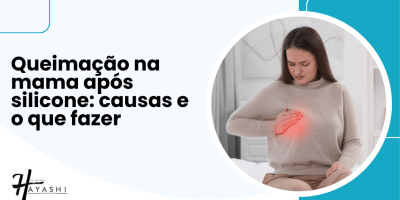 Queimação na mama após silicone ilustrada em imagem informativa com mulher segurando o seio, representando dor ou ardor, com destaque para causas e o que fazer após a cirurgia.