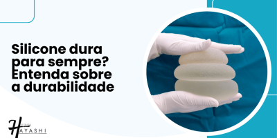 Imagem ilustrativa com próteses de silicone em destaque e a frase Silicone dura para sempre? Entenda sobre a durabilidade, da Clínica Hayashi.