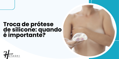Mulher segura uma prótese de silicone transparente enquanto cobre o peito, representando o tema troca de prótese de silicone e quando é importante.