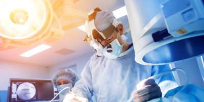 cirurgia-da-coluna-vertebral-grupo-de-cirurgioes-na-sala-de-cirurgia-com-equipamento-cirurgico