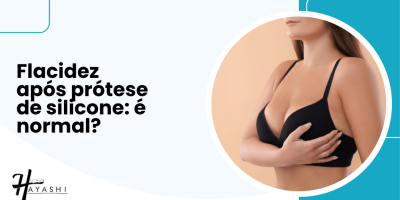 Mulher com top preto avaliando a mama, ilustrando a dúvida sobre flacidez após prótese de silicone ser ou não algo normal.