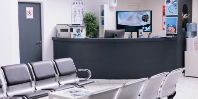 recepcao-clinica-com-sala-de-espera-no-saguao